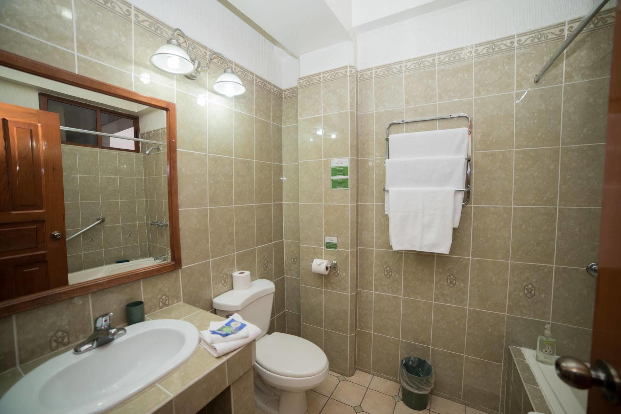 Hotel Anna Inn Olintepeque ภายนอก รูปภาพ